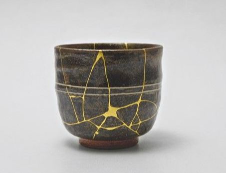 ©Makoto Watanabe / Kin Tsugi Un bol de thé brisé originaire de Kyoto, soigneusement réparé par Natsuyo Watanabe à Berlin.